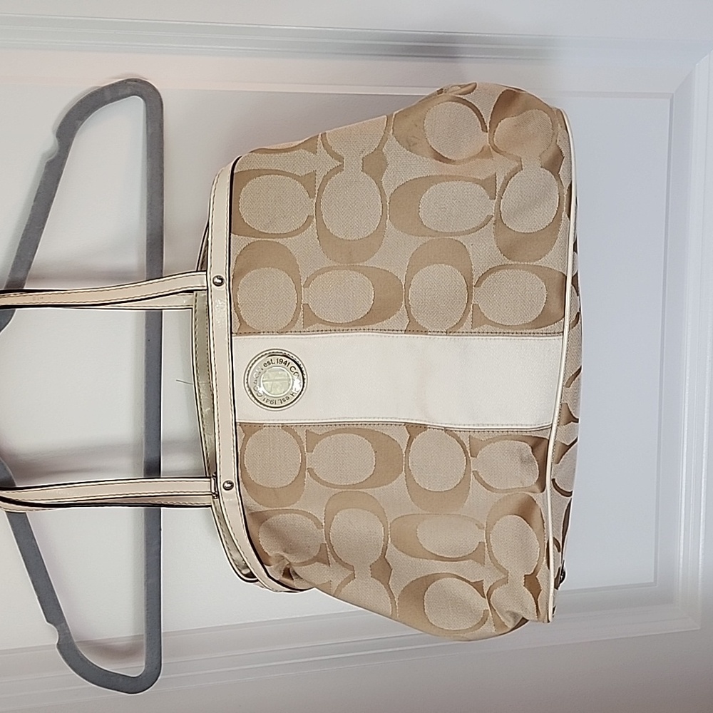COACH Carryall Cream Kisslock